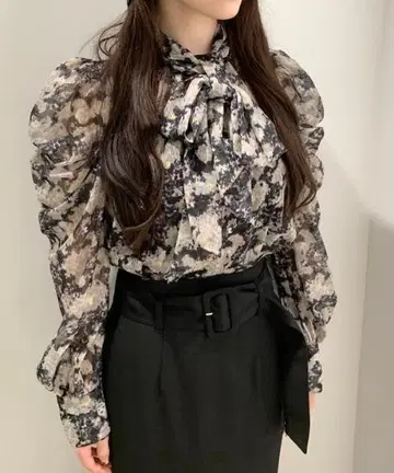 릴리 브라운 호구시 플라워 샤이니 보타이 BL 프릴 블라우스
