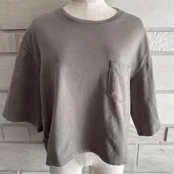 카키 포켓 부착 오분 소매 티셔츠