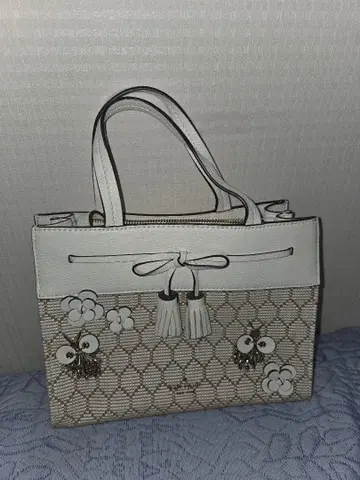 kate spade 벌과 벌집 이미지를 모티브로 한 장식 숄더백
