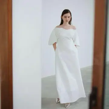 에메인 쉘 커브 오프 숄더 원피스