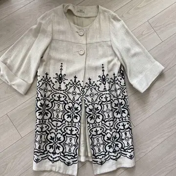 GRACE CONTINENTAL 아이보리 자수 노카라 자켓