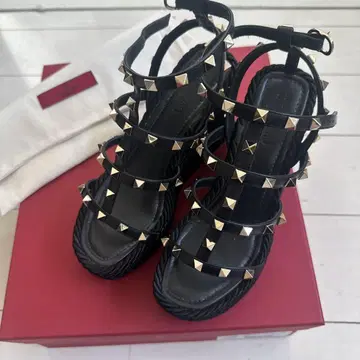 발렌티 스터드 장식 블랙 웨지 샌들 35