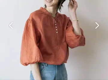 북유럽 생활용품점 카나코 씨와 함께 만든 2WAY 린넨 블라우스 테라코타