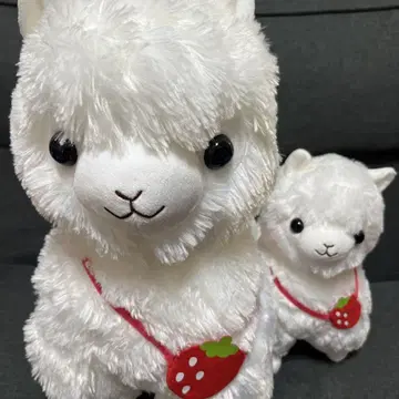 딸기 하네스가 달린 화이트 알파카 봉제 인형