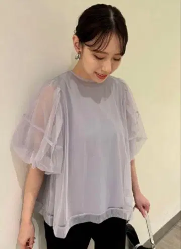 미라 오웬 얇은 명주 레이어드 퍼프 슬리브 상의 그레이 1