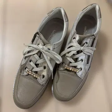 MAYAMAYA 가죽 스니커즈 24cm