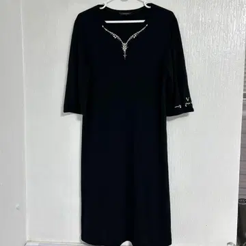 바렌자 40 비쥬가 달린 블랙 7부 소매 튜닉