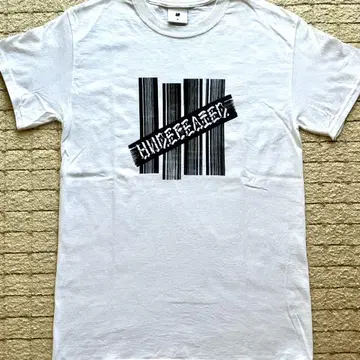 UNDEFEATED 언디피티드 화이트 티셔츠 S 사이즈