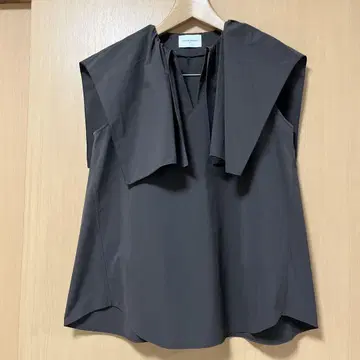 유나이티드 애로우즈 슬리브리스 블라우스