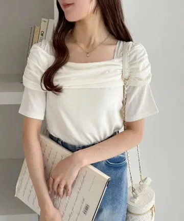 NICE CLAUP 오프숄더 컷 탑 [브라 끈 숨김]