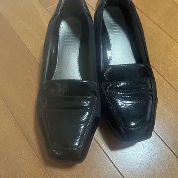 블랙 에나멜 로퍼