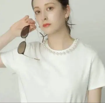 아르페쥬 스토리 펄 장식 티셔츠 화이트