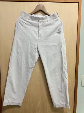 화이트 치노 팬츠 백 포켓 부착