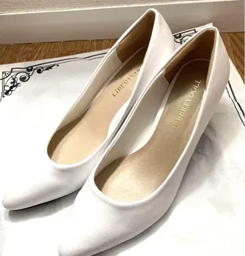 화이트 펌프스 거의 새상품 사이즈 24cm 흰색