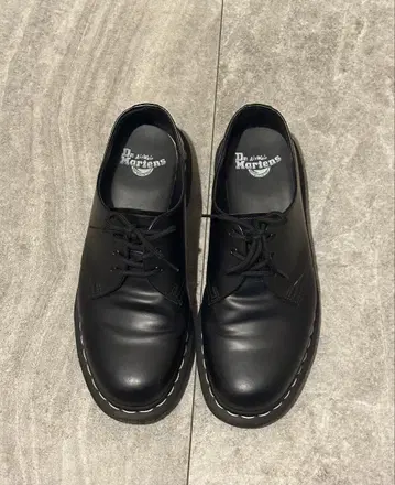 Dr. Martens 블랙 홀 슈즈