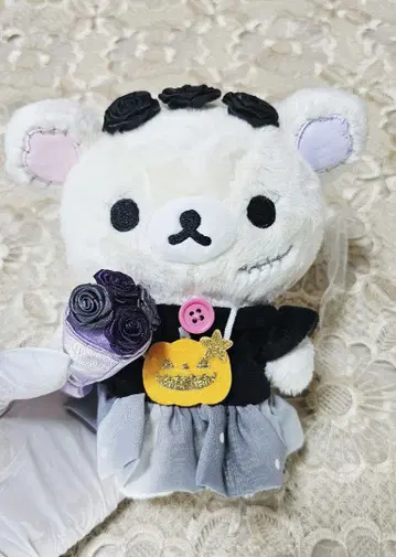 할로윈 의상을 입은 코리락쿠마 봉제 인형