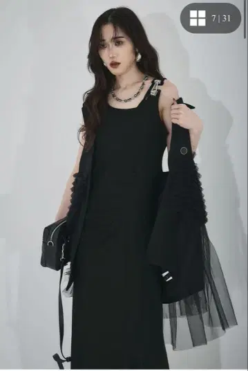 AUBREY 숄더 디자인 사이드 개더 원피스