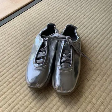 JW PEI 메탈릭 실버 스니커즈