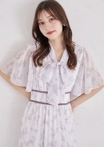 리본이 달린 플레어 슬리브 허리 파이핑 플라워 프린트 원피스 마리벨