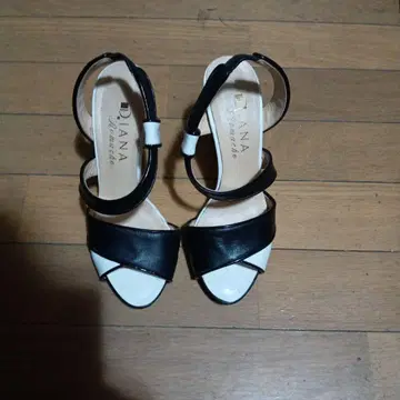 DIANA 블랙 화이트 샌들