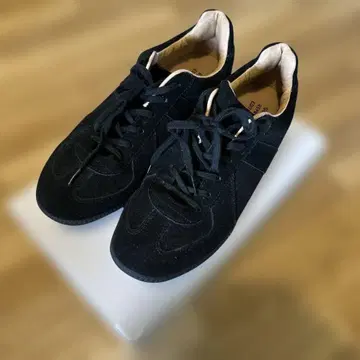 GERMAN TRAINER BLACK 스웨이드