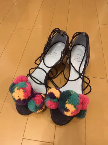 히메코 폰폰이 달린 레이스업 샌들