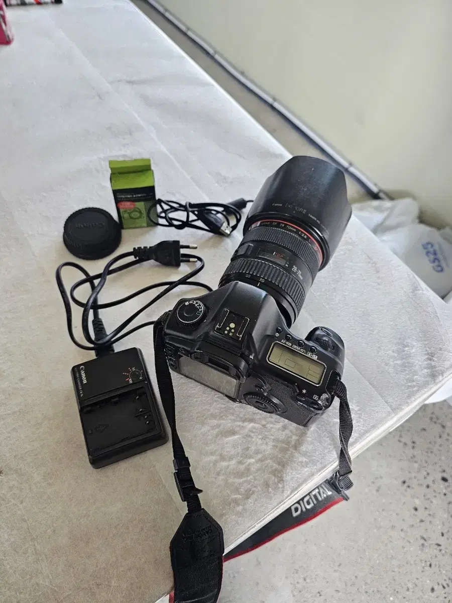 Canon EOS 5D Full-Frame DSLR Camera + Canon 28-70L renz