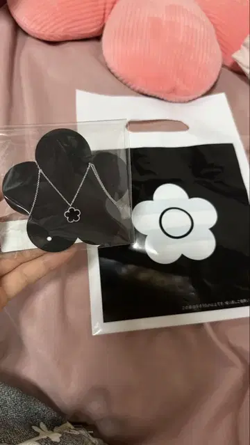 꽃 모양 디자인 목걸이 블랙