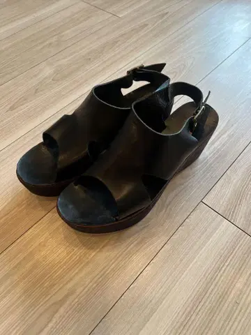 블랙 가죽 웨지 샌들