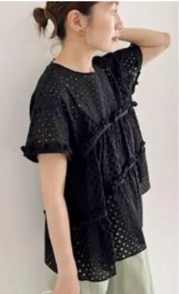 이에나 티어드 자수 블라우스 블랙 도트