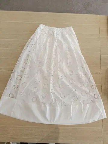 자라 자수 화이트 플레어 스커트 XS