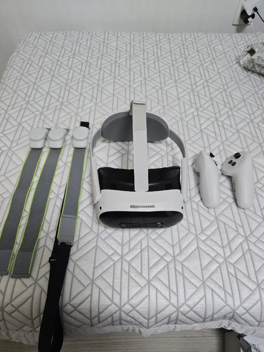 PICO 4 Ultra Main Body + Motion Tracker 4 points + Waist Velcro Strap