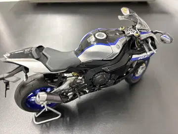 야마하 YZF-R1M 1/12 스케일 모델