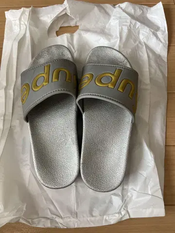 실버 로고 슬라이드 샌들