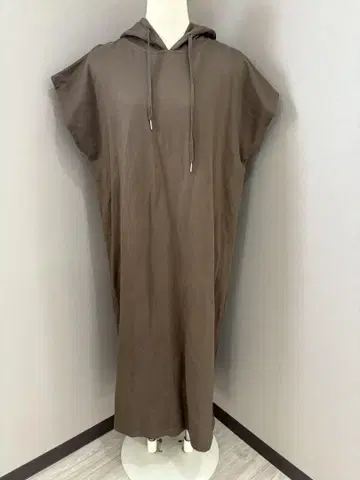 후드 부착 브라운 컷소 롱 원피스