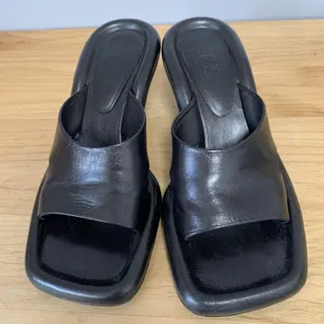 자라 스퀘어 가죽 샌들