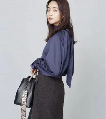 미사용 새상품 나노 유니버스 백 보타이 개더 블라우스