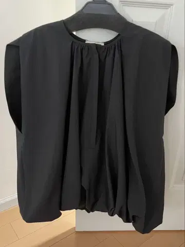 United arrows 슬리브리스 블랙 상의