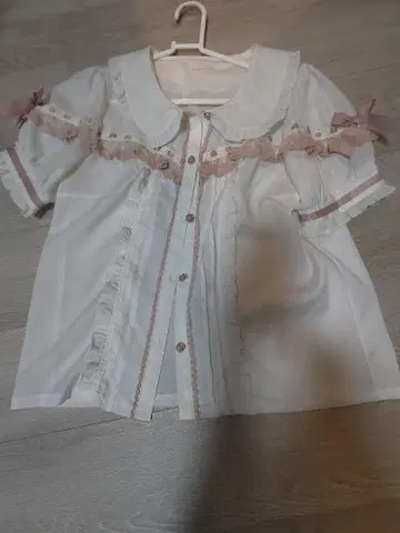 프릴 리본 포함 블라우스