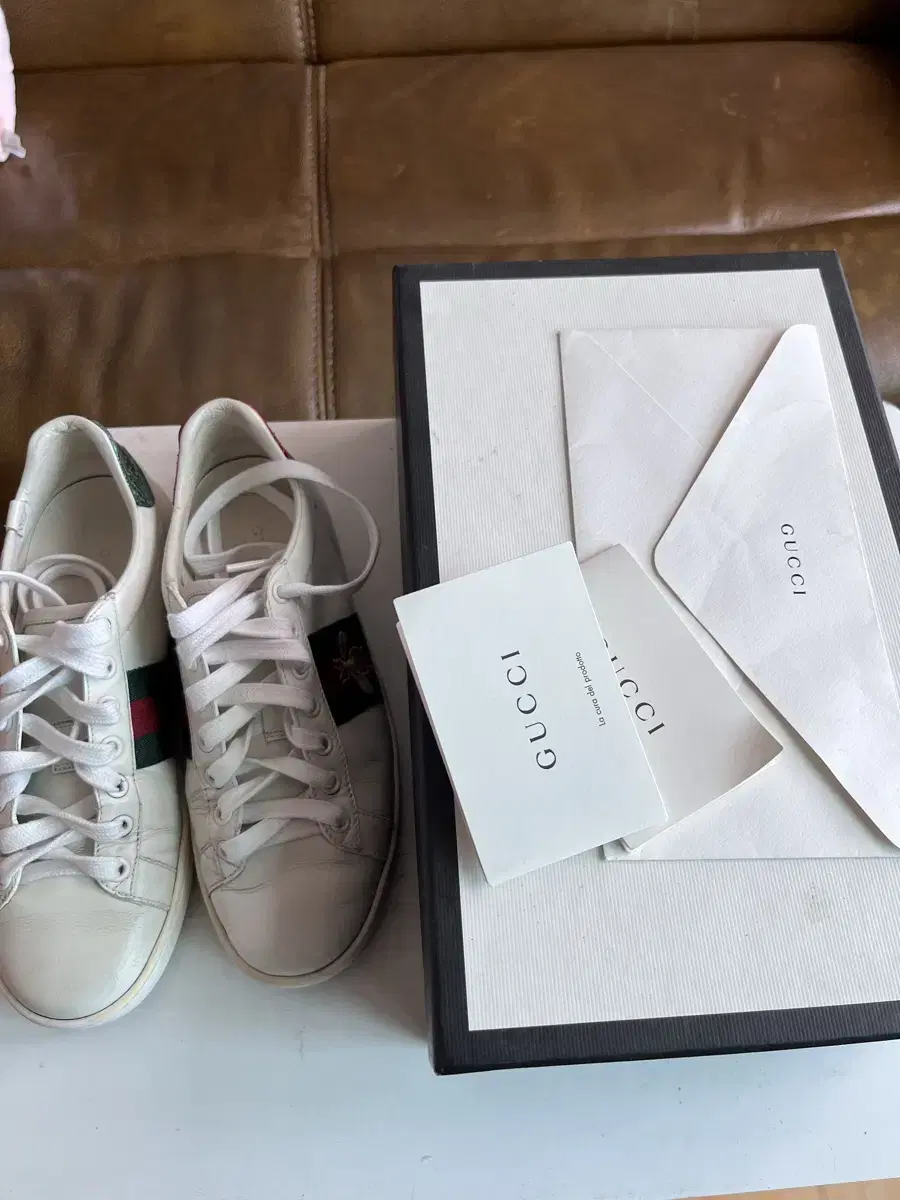 Gucci Bee Sneakers 240