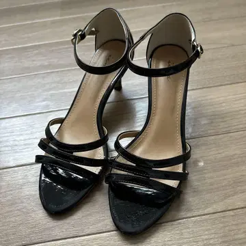 스트랩이 달린 블랙 힐 샌들