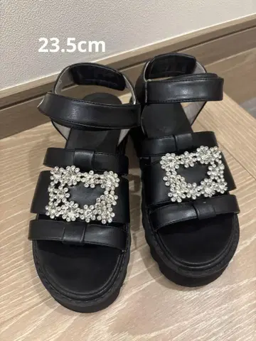 오리엔탈 트래픽 23.5cm 비쥬가 달린 블랙 스트랩 샌들