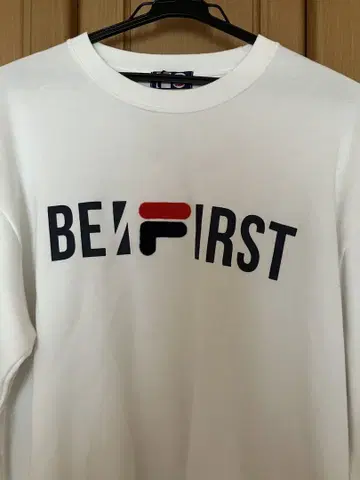 BE FIRST 로고 화이트 맨투맨