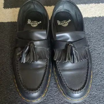 Dr. Martens 태슬 로퍼