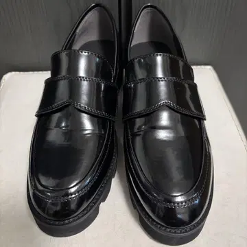 새상품급 레리안 블랙 샤크 밑창 로퍼 인조 가죽
