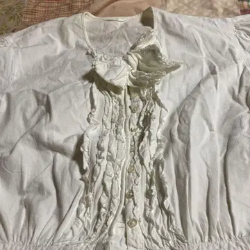 화이트 프릴 리본 블라우스