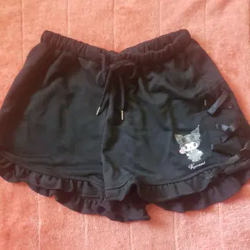 심야의 멜로크로 프릴이 달린 블랙 숏 팬츠