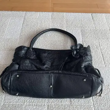 블랙 가죽 핸드백, 꽃 모티브