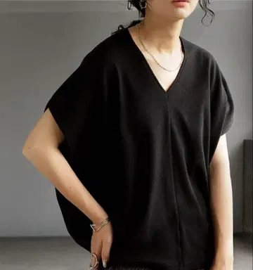 안티카 코쿤 리브 탑 V넥 블랙