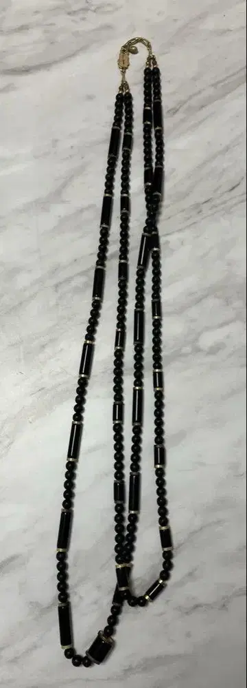 피에르 가르뎅 피에르 가르뎅 2줄 세미롱 목걸이 블랙 & 골드 컬러